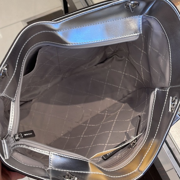 Michael Kors Jet Set Travel Large Chained Tote Shoulder Bag MK 
Silver
NWT - Picture 10 of 16